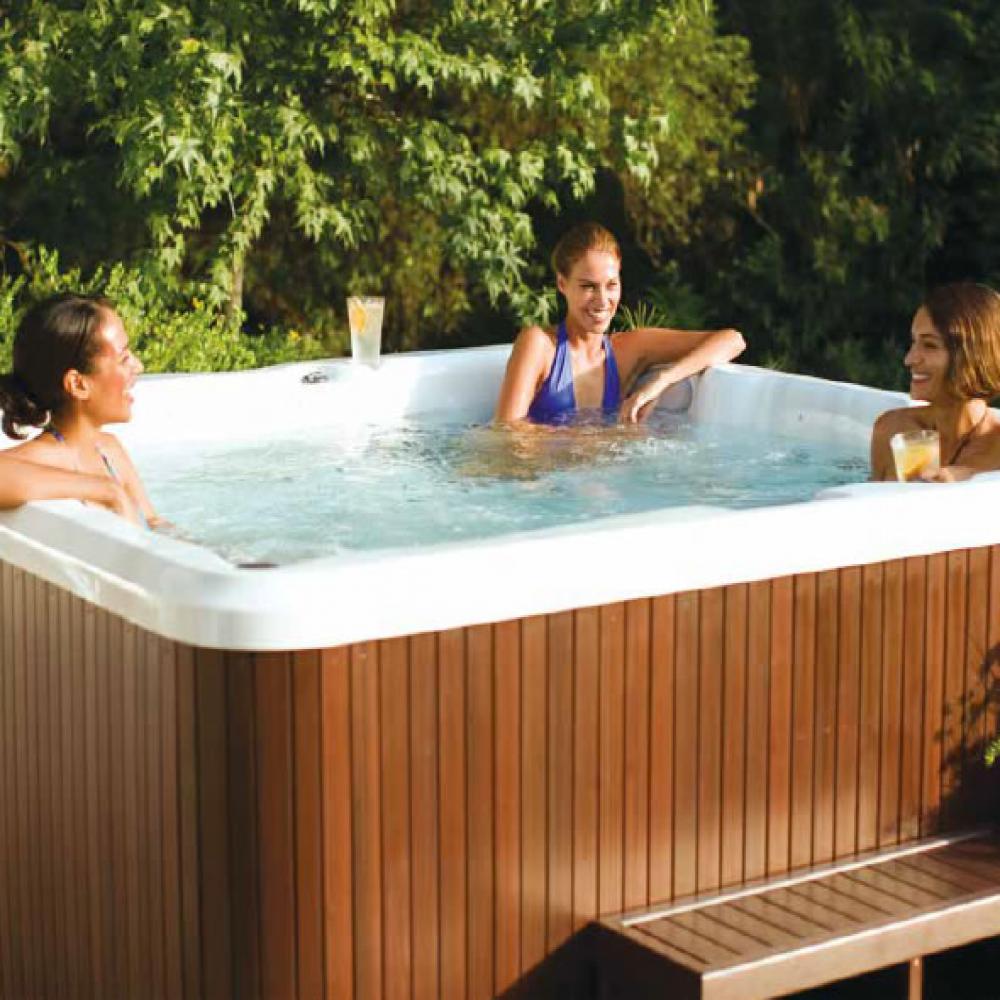 J-275 Jacuzzi Hot Tub. 6-7 person. Lounge. Including child seat.